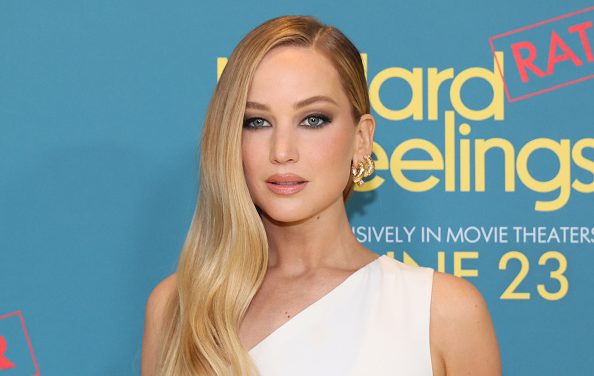 Crveni kaput Jennifer Lawrence: Praznični autfit sa ogromnom dozom prefinjenosti