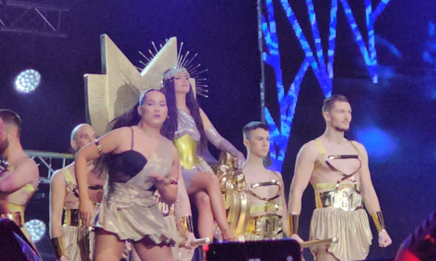 Milica Pavlović izašla na scenu poput GRČKE BOGINJE, svima odmah POPADALE VILICE! (FOTO)