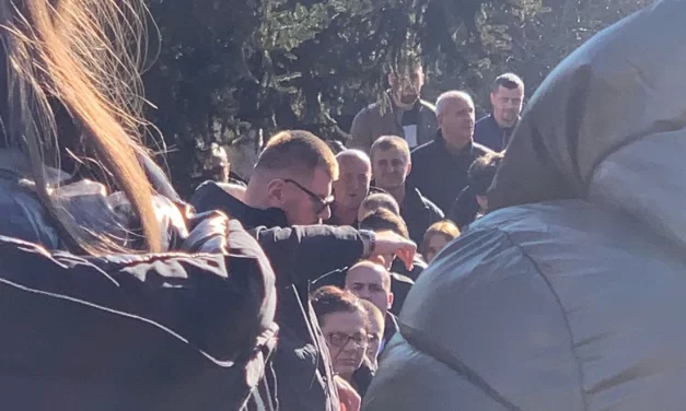 Pored Janjuša još jedan zadrugar je došao na sahranu Mihajla Janjuševića!