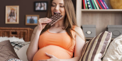 Čokolada smiruje bebe? Šta nauka kaže o bapskim pričama o trudnoći