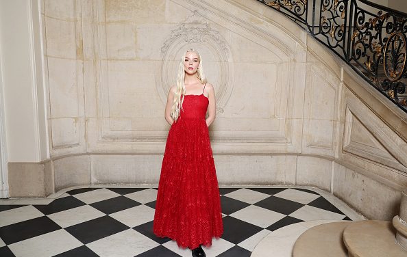 Grunge estetika vladaće na proleće 2024: Anya Taylor Joy u cherry red haljini