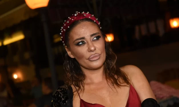 Ana Nikolić se raspištoljila u krevetu: Iz providnog bodija sa prorezima sve poispadalo! (Foto)