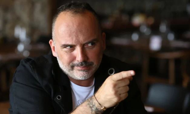 Služba za organizovani kriminal tvrdi da je Toni Cetinski tri puta koristio lažne potvrde o vakcinaciji! Pevač poručuje: „Svaki dan su mi nudili sertifikat!“