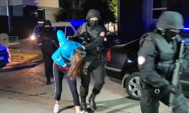 PARTNERI I U ZLOČINU Prve fotografije osumnjičenih za teško ubistvo Saše: Jake policijske snage dovele njegovu ženu i ljubavnika u Tužilaštvo (FOTO)
