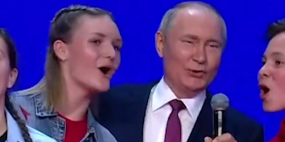 (VIDEO) Kakav potez Putina! O ovom snimku bruji ceo svet! Uzeo mikrofon u ruke, a onda je nastao šou!