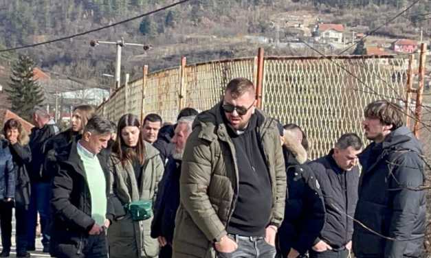Janjušev govor na pomenu bratu Mihajlu izmamio SUZE, sve vreme ga pridržavaju: „40 dana te nema, zlato moje“
