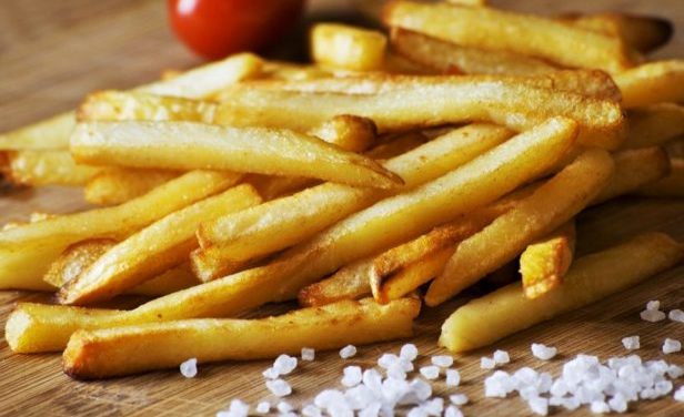Neće više prskati iz tiganja: Genijalan trik za najhrskaviji pomfrit – „zvuči ludo ali funkcioniše“