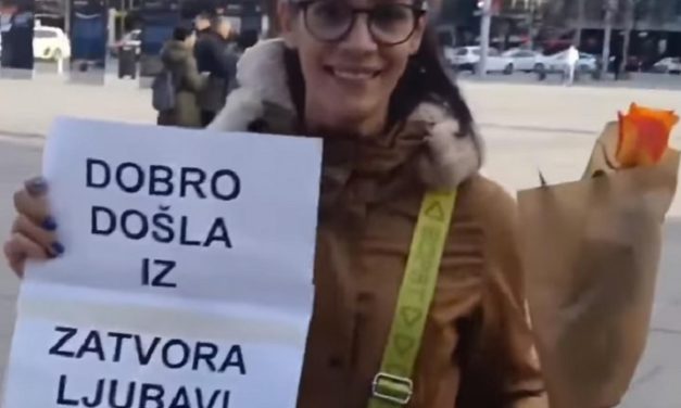 „DOBRODOŠLA IZ ZATVORA“ Branislav koji je sačekao devojku sa nesvakidašnjim plakatom objasnio šta se krije iza snimka o kom bruje mreže (VIDEO)
