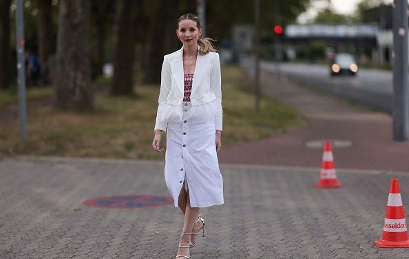 Kako nositi teksas suknju u pedesetim: Mladalački i elegantni autfiti