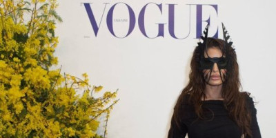 Srpska pevačica gost „Vogue“ žurke u Parizu! Didi Džej se pojavila u skupocenoj haljini, a tek da joj vidite naočare (VIDEO)