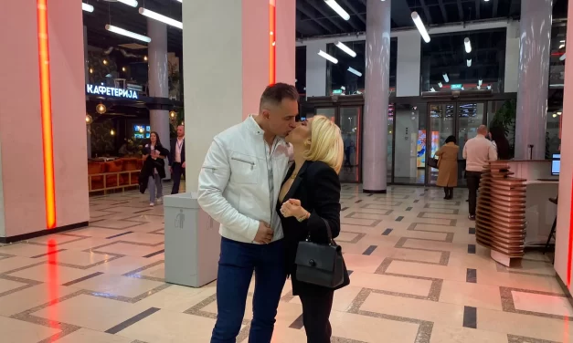 Jovana Jeremić pred svima izvadila poklon koji je dobila od Dragana Stankovića: „Ovo je romantični izlazak!“ (Video)