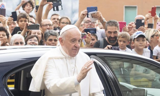 Papa otkazao učešće u procesiji Puta krsta zbog zdravstvenih problema
