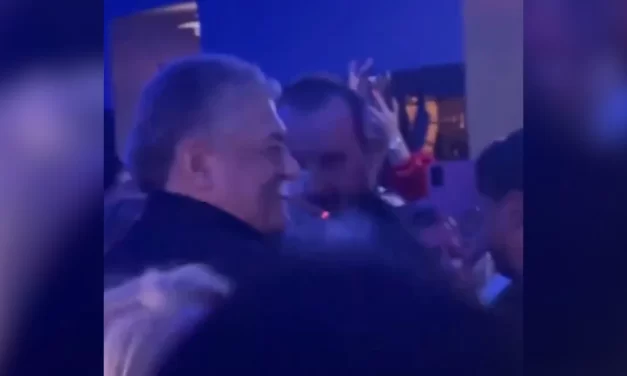 Toni Bijelić je sinoć lumpovao uz najtužniju pesmu Dragane Mirković: „Danas on ide njoj…“ (Video)