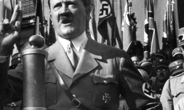 Četvoro Nemaca uhvaćeno kako polažu bele ruže u kući u kojoj je rođen Hitler: Nije to jedino što su uradili