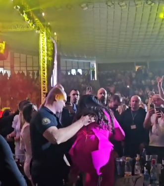 Dragani Mirković postalo NEPRIJATNO nakon što joj muškarac iz obezbeđenja nije dao da „MRDNE“ na nastupu (VIDEO)