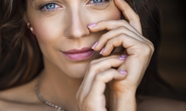 Šminka za oči posle 40 – te: 6 izgleda koji podmlađuju