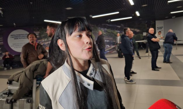POLETELI KA NJOJ: Teya Dora stigla u Srbiju, svi ČESTITAJU, a majka ne pušta od SREĆE! (VIDEO)