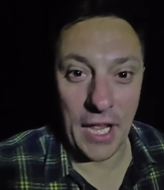 Ne vidi se „prst pred okom!“ Glumac se oglasio iz pozorišta bez struje, a onda pogledao u PUBLIKU i ostao ZATEČEN! (VIDEO)
