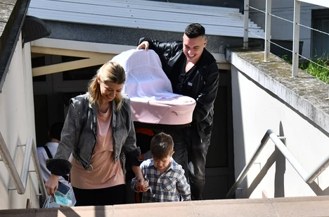 „Došla je 10 dana ranije“ Danijelu Karić SUPRUG izveo iz PORODILIŠTA, maloj naslednici dali POSEBNO SRPSKO IME