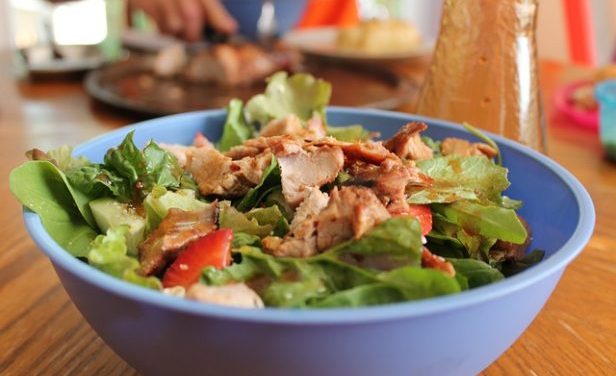 Recept za laganu i ukusnu salatu od tunjevine: Kao poručena za ovu žegu, a pravi se prosto i za tili čas