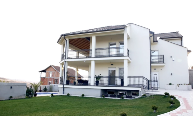 Pevačica uživa u ograđenoj VILI sa BAZENOM kao u španskim serijama, detaljno osmišljala svaki kutak (FOTO)